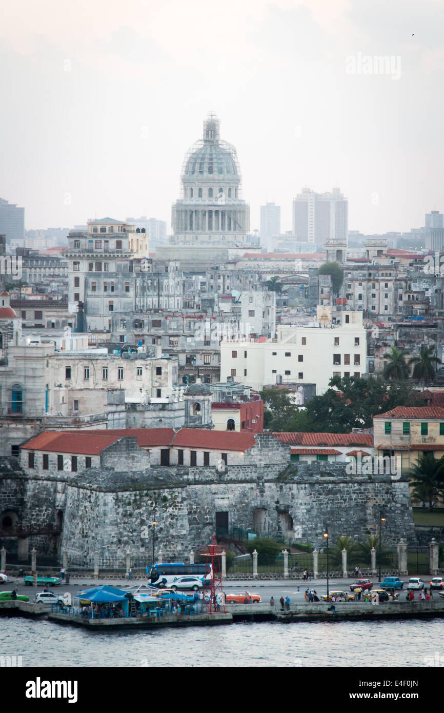 Castillo De La Real Fuerza im Vordergrund mit Havanna Vieja (Altstadt) und National Capitol Building im Hintergrund, Havanna, Cub Stockfoto