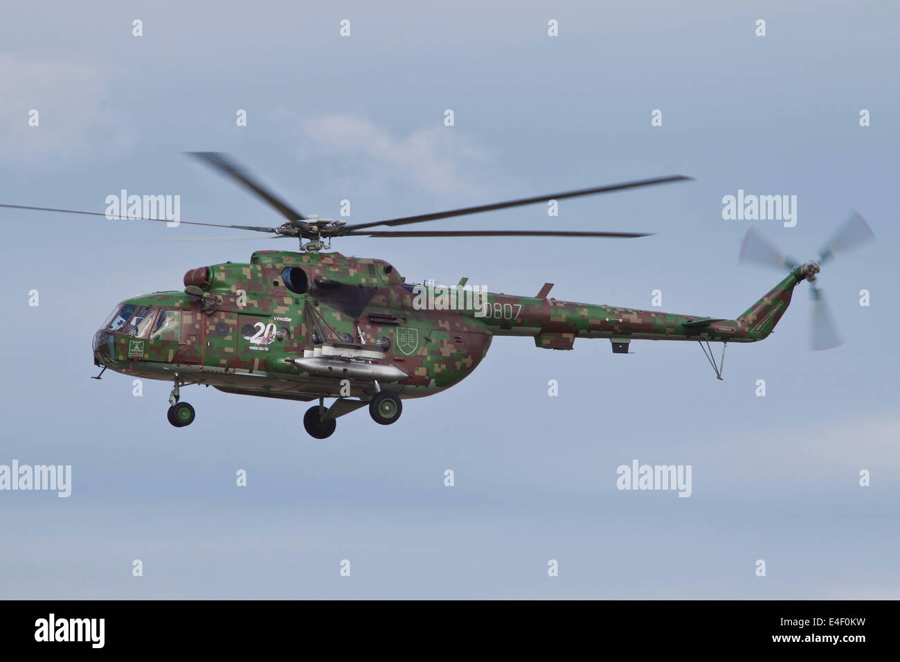 Slowakische Mi-17 mit digital Tarnung und Gun Pod während NATO Übung Ramstein Rover, Furt, Tschechische Republik. Stockfoto