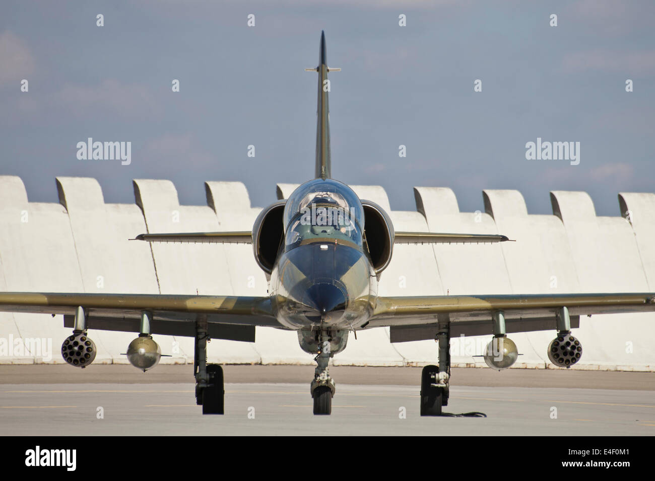Tschechische Luftwaffe L-39ZA Albatros mit Leben 70mm Raketen des Rollens während NATO Übung Ramstein Rover, Furt, Tschechische Republik. Stockfoto