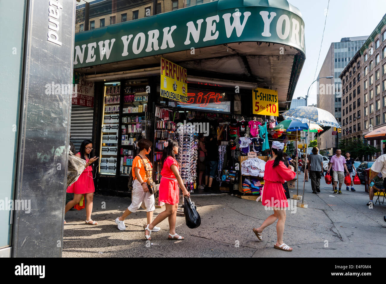New York, NY shop 7. Juli 2014 - Mädchen in roten Kleidern Durchgang Canal Street Souvenir © Stacy Walsh Rosenstock/Alamy Stockfoto