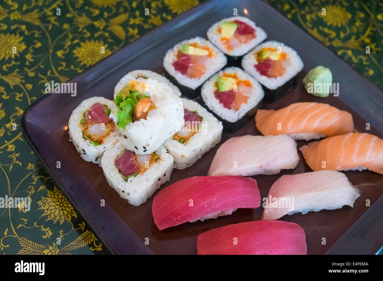 Sushi Platte Mit Einer Vielzahl Von Reis Brotchen Mit Rohem Thunfisch Lachs Und Gelbschwanz Scheiben Mit Wasabi Serviert Stockfotografie Alamy