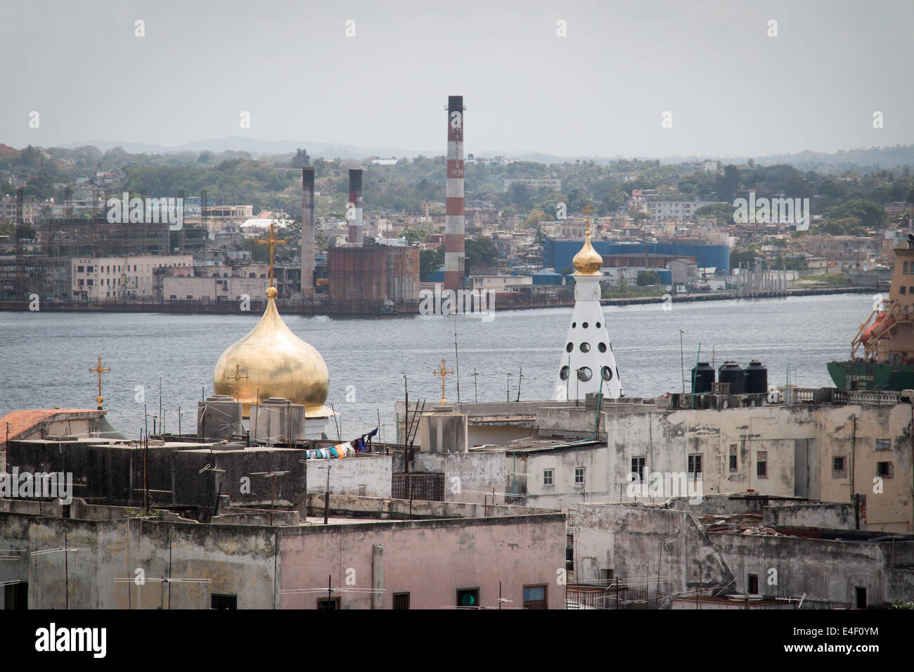 Russische orthodoxe Kirche mit Fabrik Rauch Stacks im Hintergrund, Havanna, Kuba Havanna Vieja (Altstadt) Stockfoto