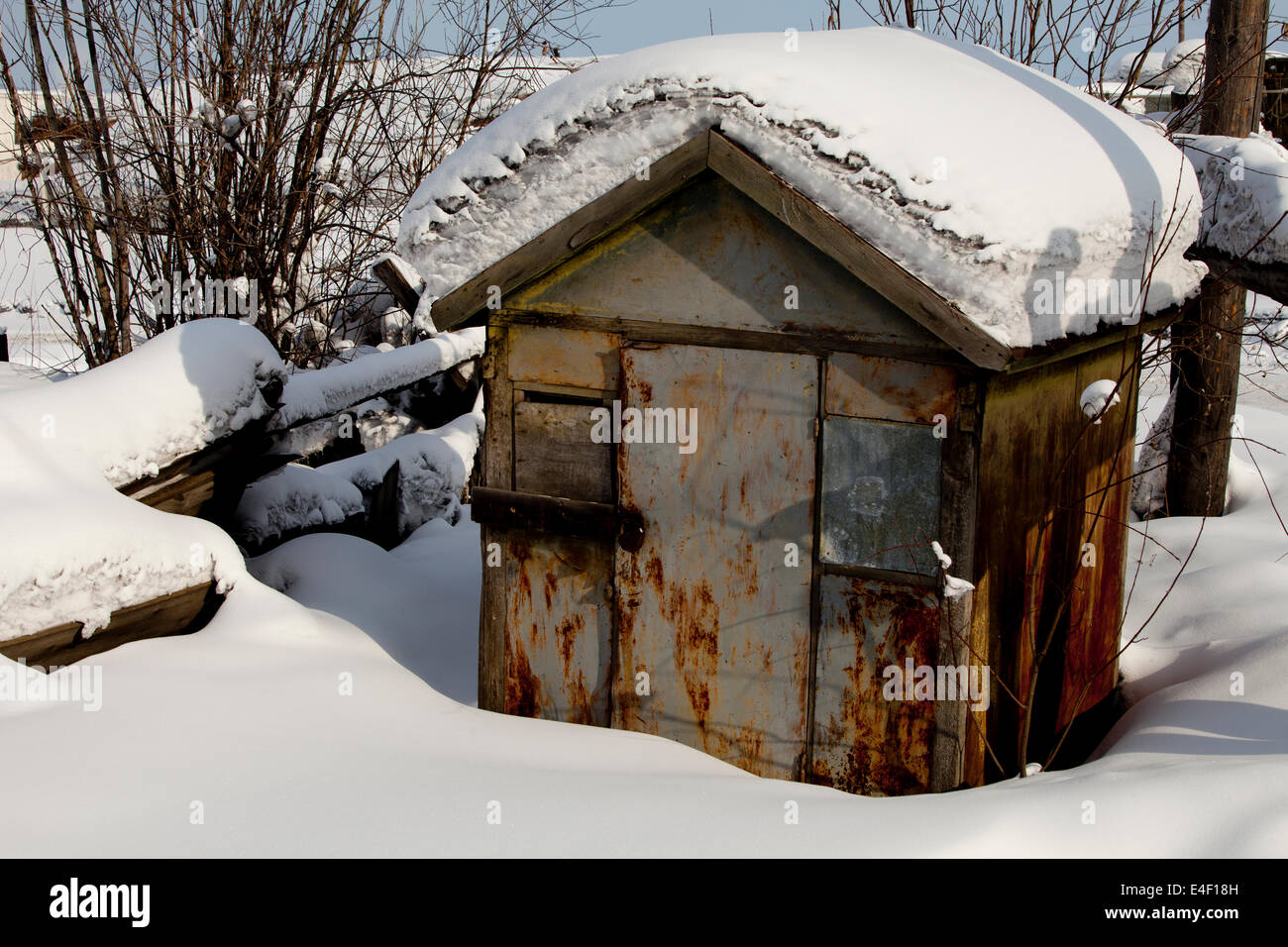 Rostiges Metall Hütte im tief verschneiten Garten Schuppen bedeckt Stockfoto