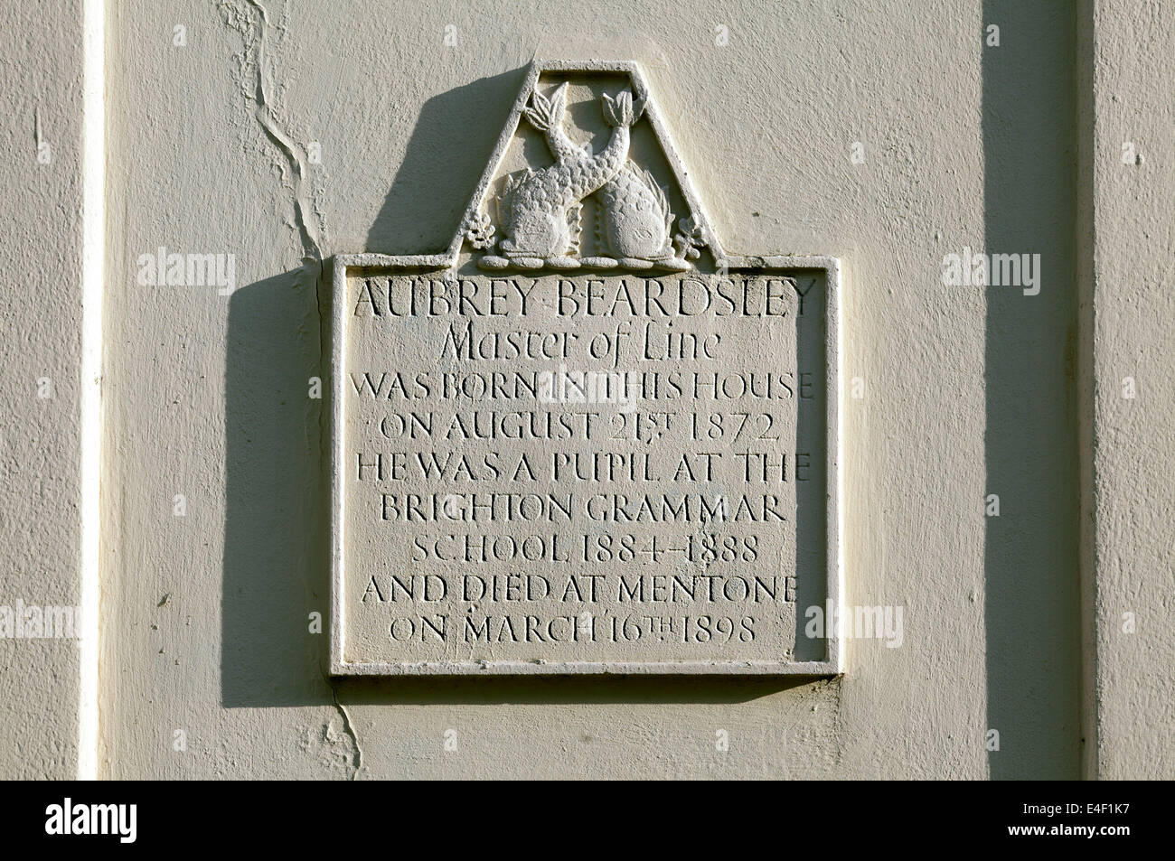 Eine Gedenktafel, die Kennzeichnung der Geburtsort von Aubrey Beardsley, an einer Wand in West Hill Place, Brighton. Stockfoto