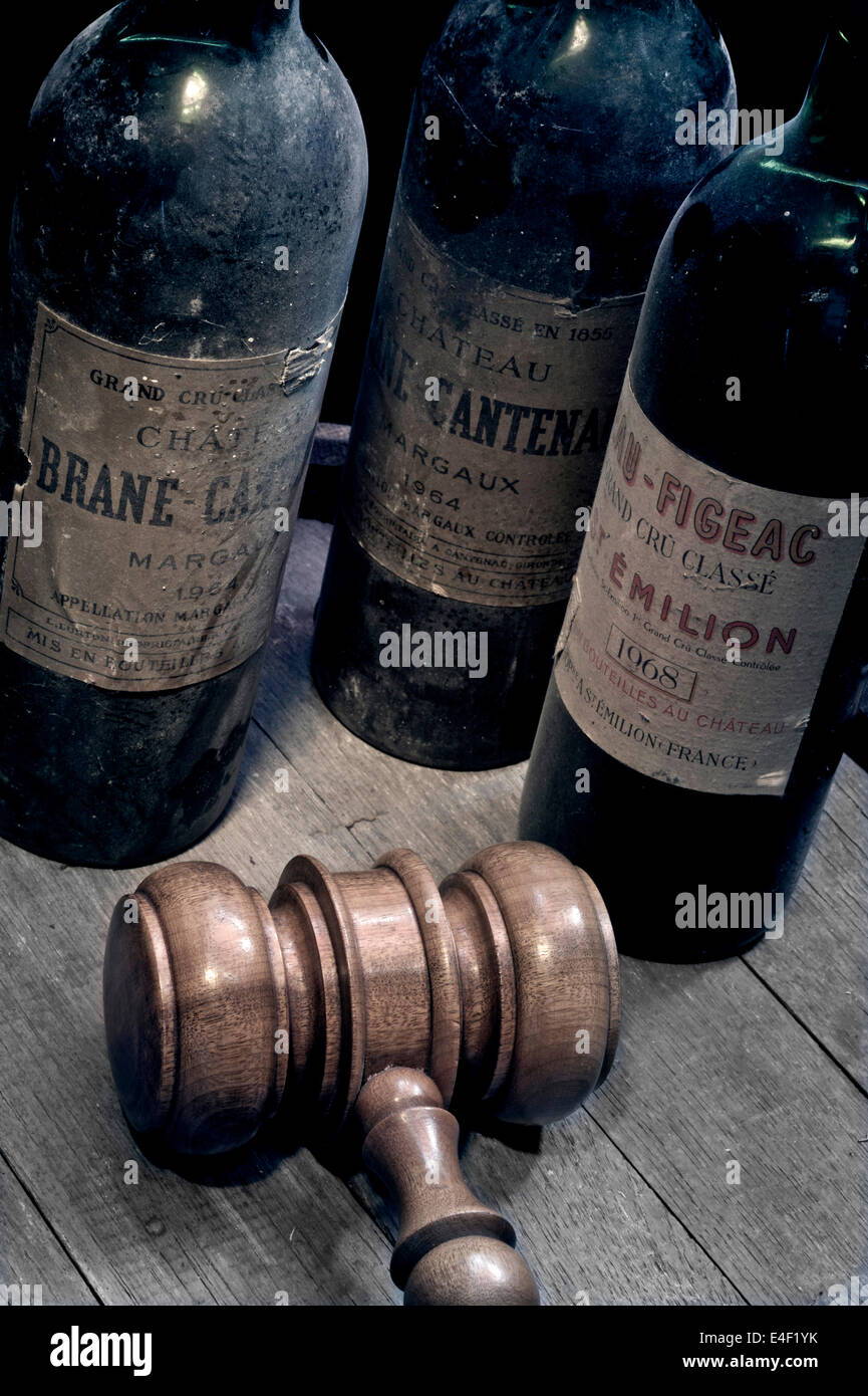 Wein Auktion Bordeaux Wein Flaschen vintage Alte verstaubte, Margaux und St. Emilion auf Weinfass mit auktionatoren Hammer im Vordergrund Stockfoto