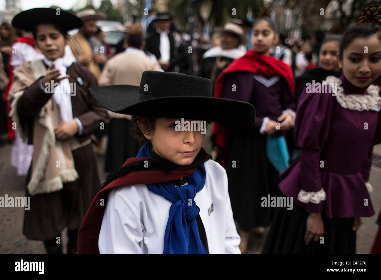 Buenos Aires, Argentinien. 9. Juli 2014. Kinder, die in traditionellen Kostümen nehmen Teil an der Parade für die Feier des Unabhängigkeitstages Argentiniens, in der "Avenida de Mayo", in Buenos Aires, Hauptstadt von Argentinien, am 9. Juli 2014. Argentiniens Unabhängigkeitserklärung wurde eine Entscheidung getroffen am 9. Juli 1816, vom Tucumán-Kongress, die eine in San Miguel De Tucuman Stadt in der damaligen Vereinigten Provinzen des Río De La Plata Sitzung. Bildnachweis: Martin Zabala/Xinhua/Alamy Live-Nachrichten Stockfoto