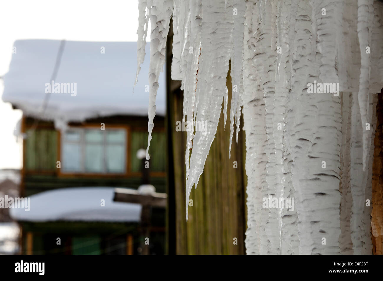 Holzhäusern Schnee bedeckten Dach Eiszapfen Stockfoto