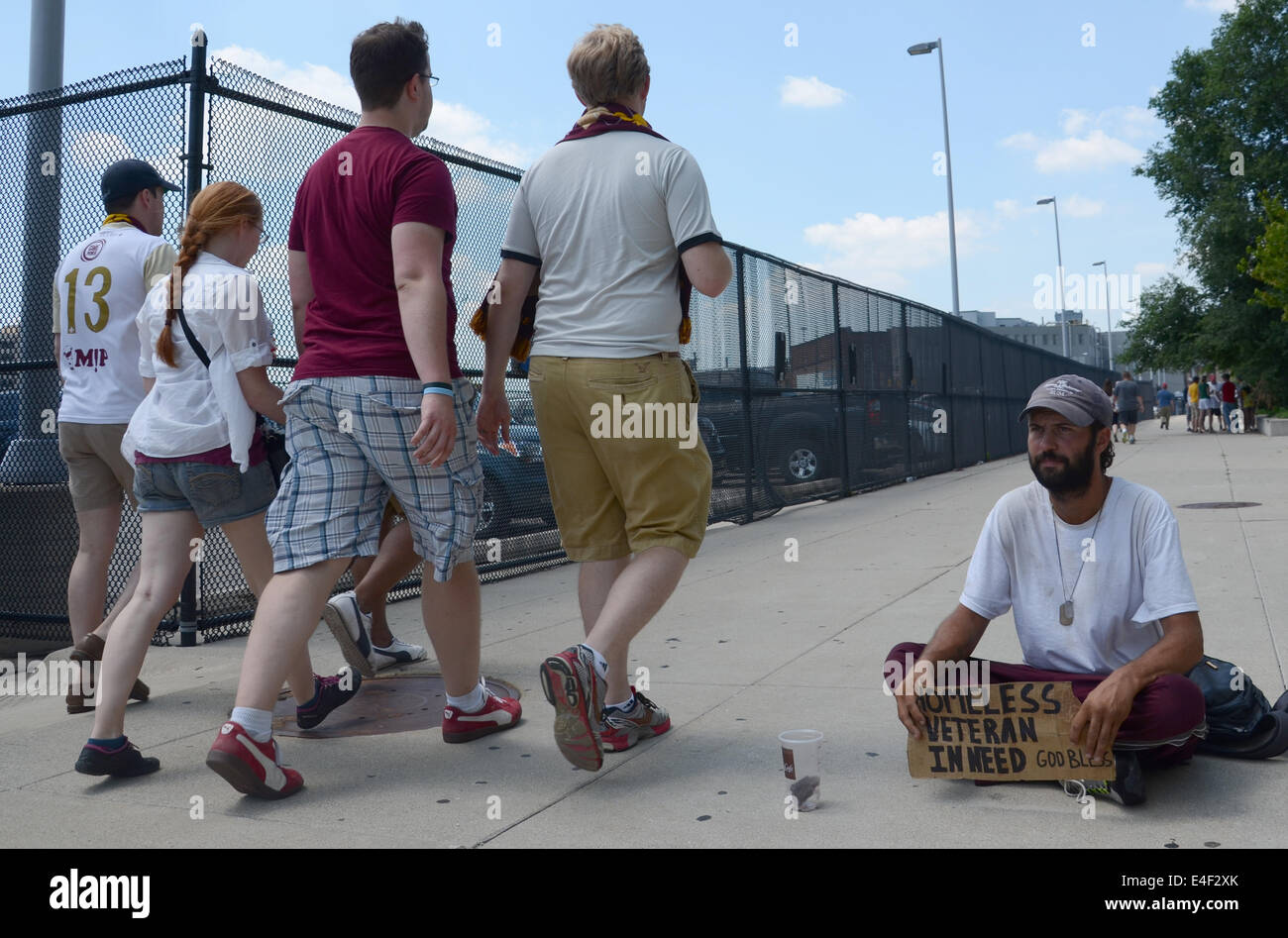 DETROIT, MI - 6 Juli: Passanten vorbei an Obdachlose Veteranen betteln um Geld in Detroit, MI am 6. Juli 2014 Stockfoto