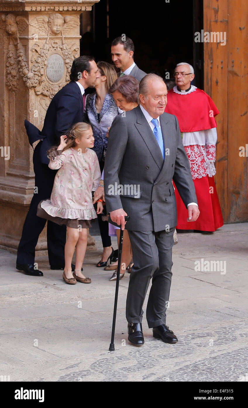 Spaniens Königshaus gesehen nach dem Besuch einer Ostern Mas in Mallorca Stockfoto