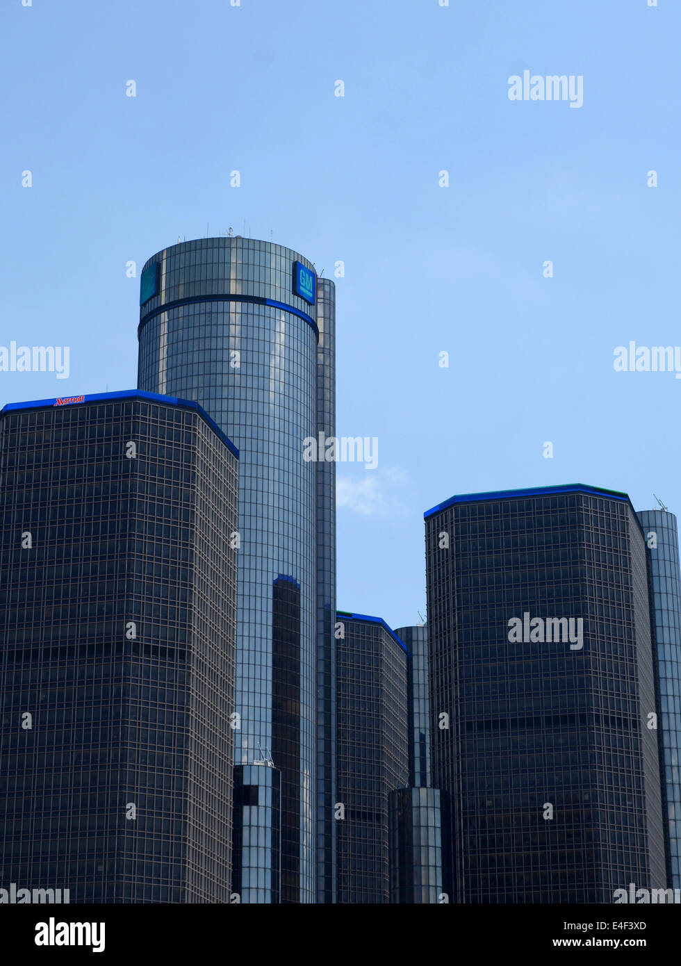DETROIT, MI - 6 Juli: The Renaissance Center, hier gezeigt in der Innenstadt von Detroit am 6. Juli 2014, beherbergt die Weltzentrale des G Stockfoto