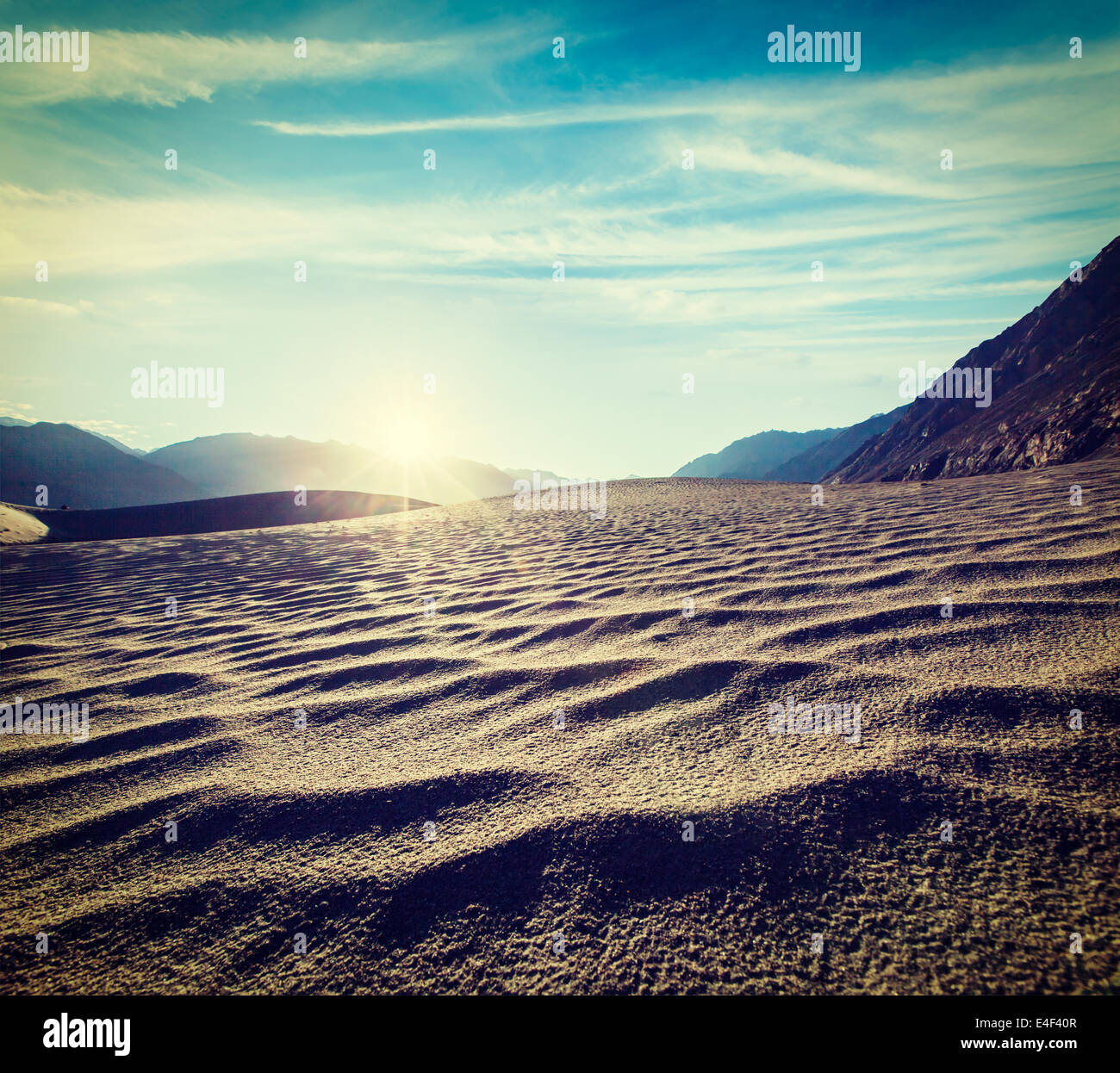 Vintage retro-Effekt gefilterte Hipster Stil reisen Bild der Sanddünen im Himalaya Sonnenaufgang. Hunder, Nubra Tal, Ladakh, In Stockfoto