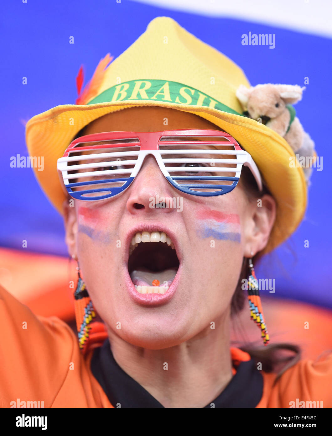 Sao Paulo, Brasilien. 9. Juli 2014. Unterstützer von den Niederlanden Jubel vor der FIFA WM 2014 Halbfinale Fußball match zwischen den Niederlanden und Argentinien an die Korinther Arena in Sao Paulo, Brasilien, 9. Juli 2014. Foto: Marius Becker/Dpa/Alamy Live News Stockfoto