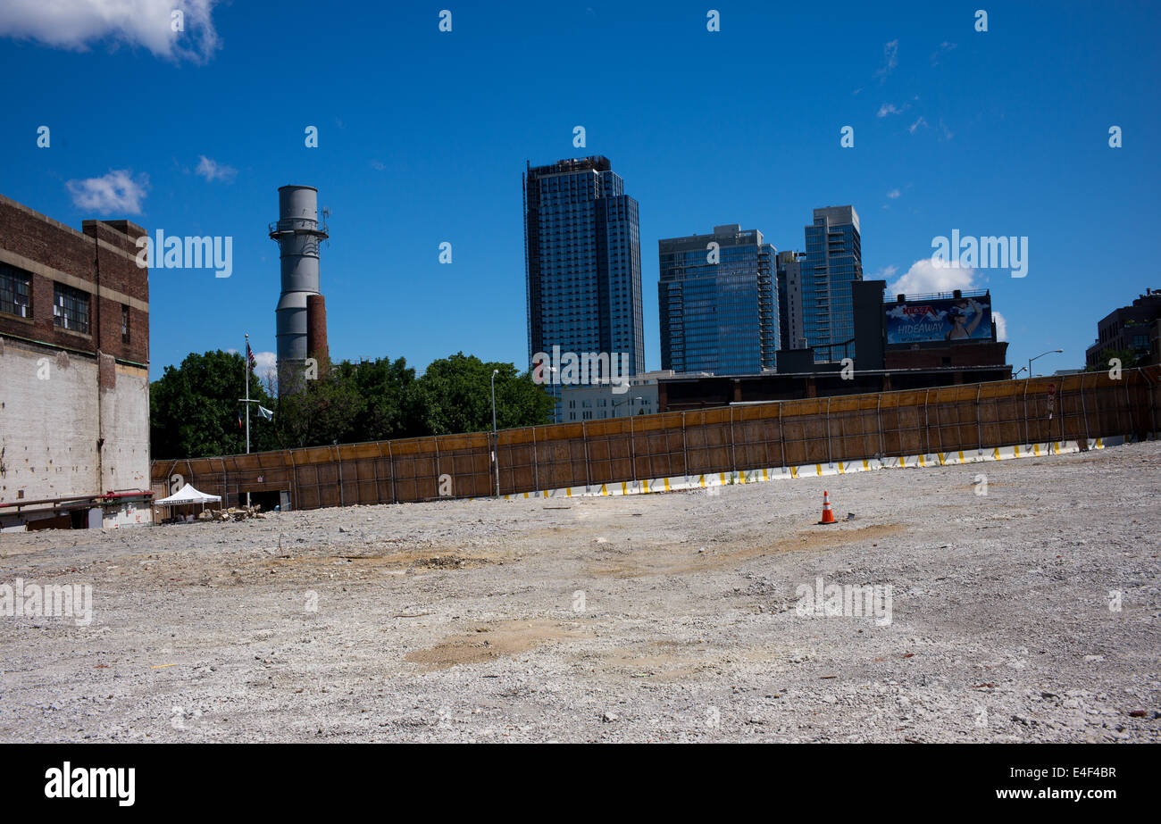 High-Rise Wohnungen ragen über die Baulücke für die Domino-Zuckerraffinerie in Williamsburg, New York. Entlang des East River gebaut Stockfoto