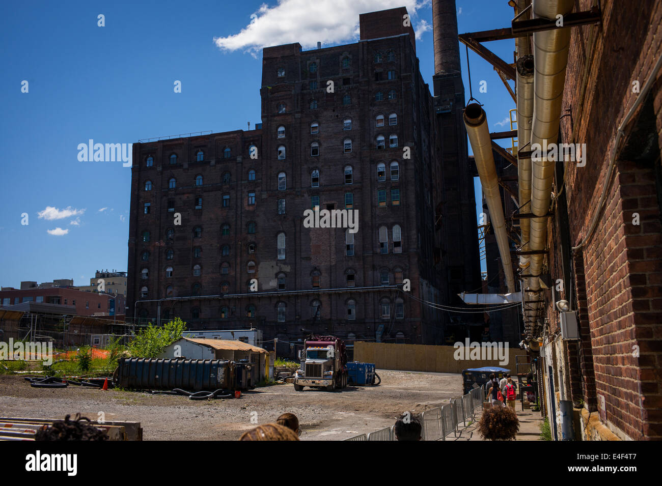 Ein Backstein Komplex bekannt als Domino Zuckerraffinerie steht über einem leeren Grundstück in Williamsburg, New York. Stockfoto