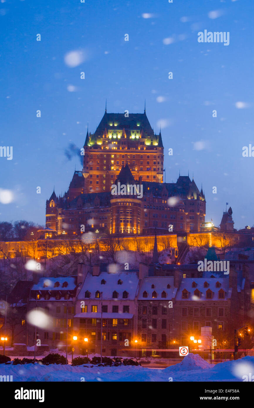 Schnee fällt vor Chateau Frontenac, Quebec Stadt Quebec, Kanada. Québec (Stadt) ist die älteste Stadt in Nordamerika. Stockfoto