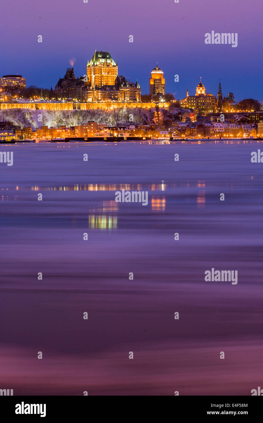 Skyline der Stadt in der Dämmerung, Chateau Frontenac im Winter, zeigt, wie vom Saint Lawrence River, Quebec Stadt Quebec gesehen, Stockfoto