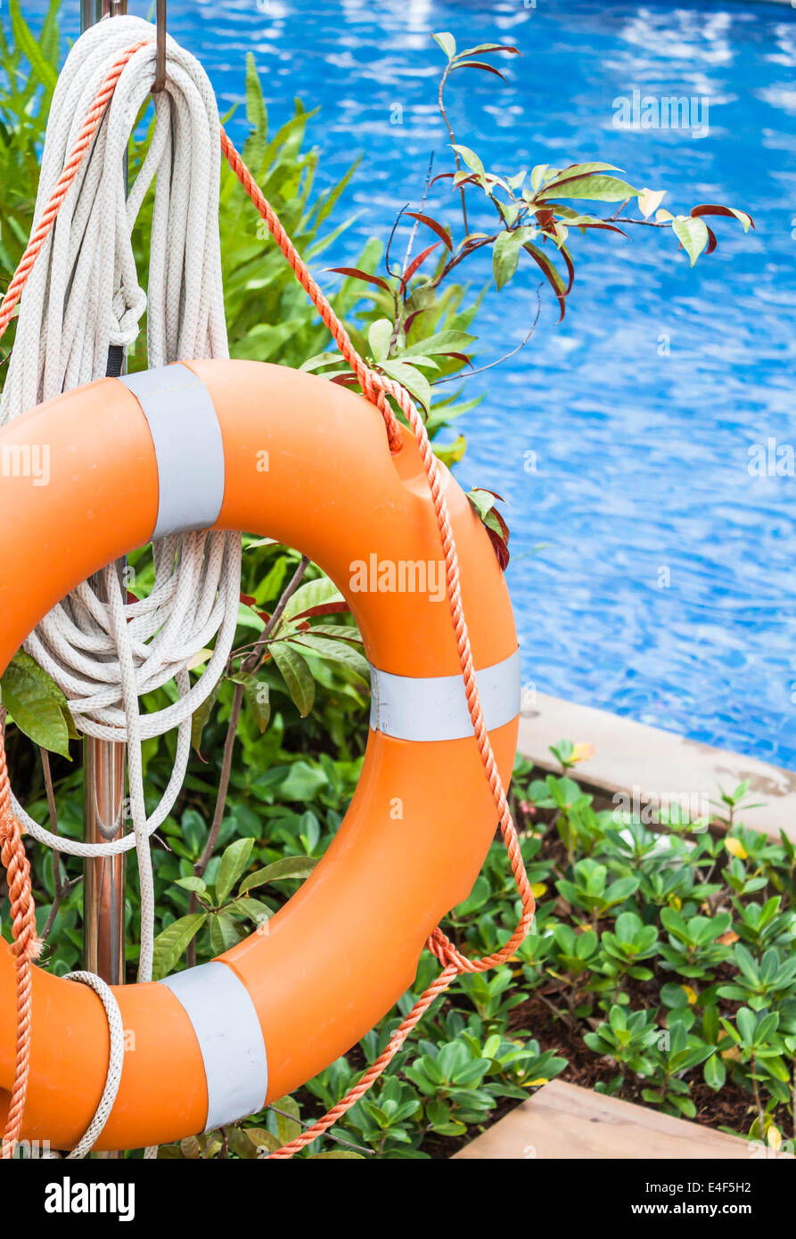 Rettungsring für sicheren Schutz im Schwimmbad vorbereiten Stockfoto