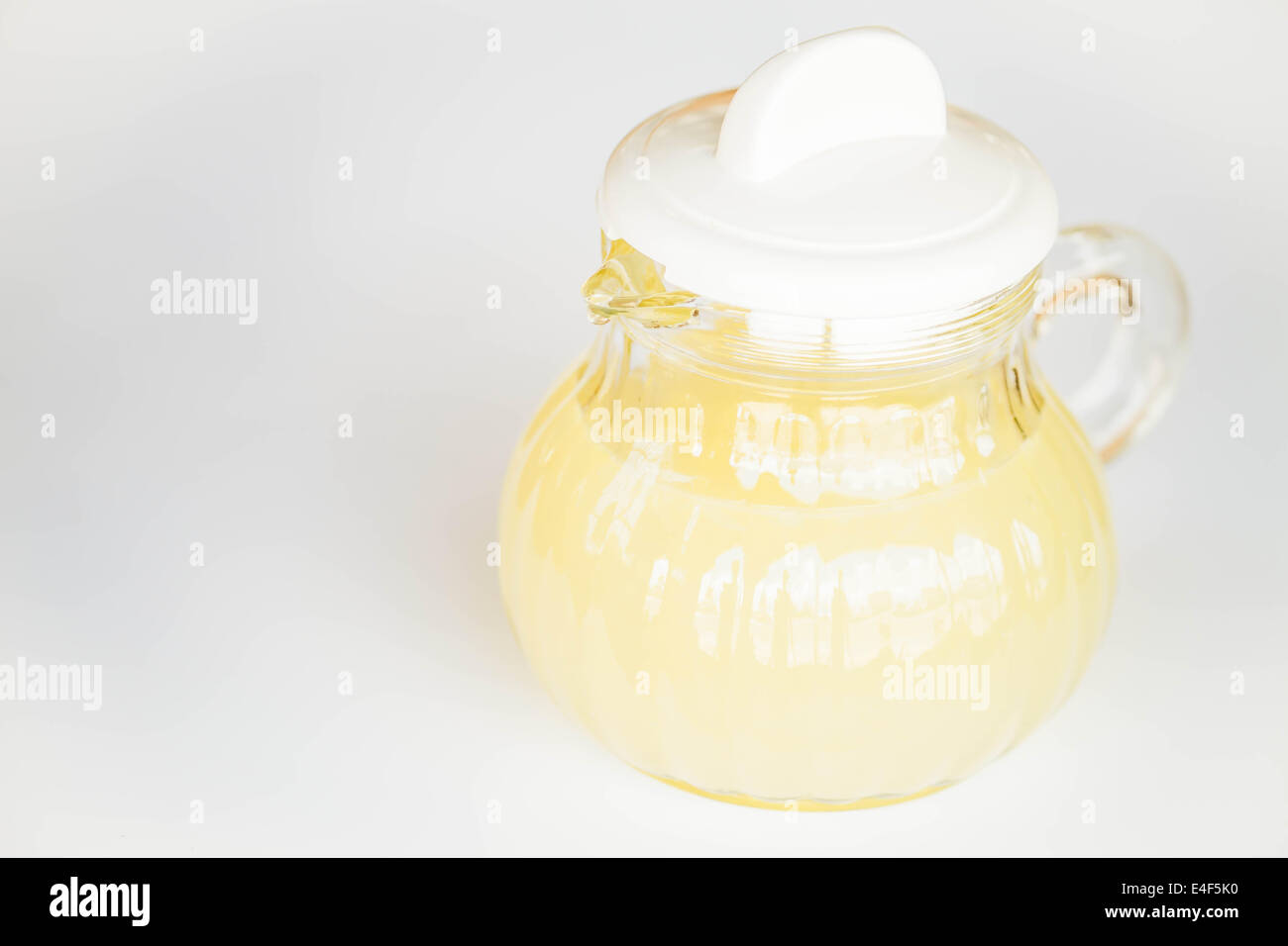 Frischer Limettensaft in Glas auf weißem Hintergrund Stockfoto