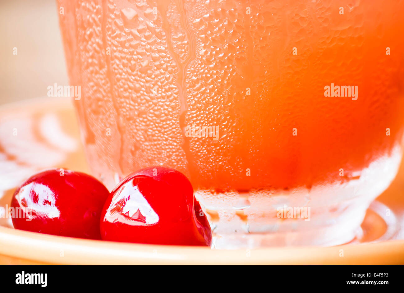 Roter Kirsche verzieren eisgekühlten Mix Obst Saft Stockfoto