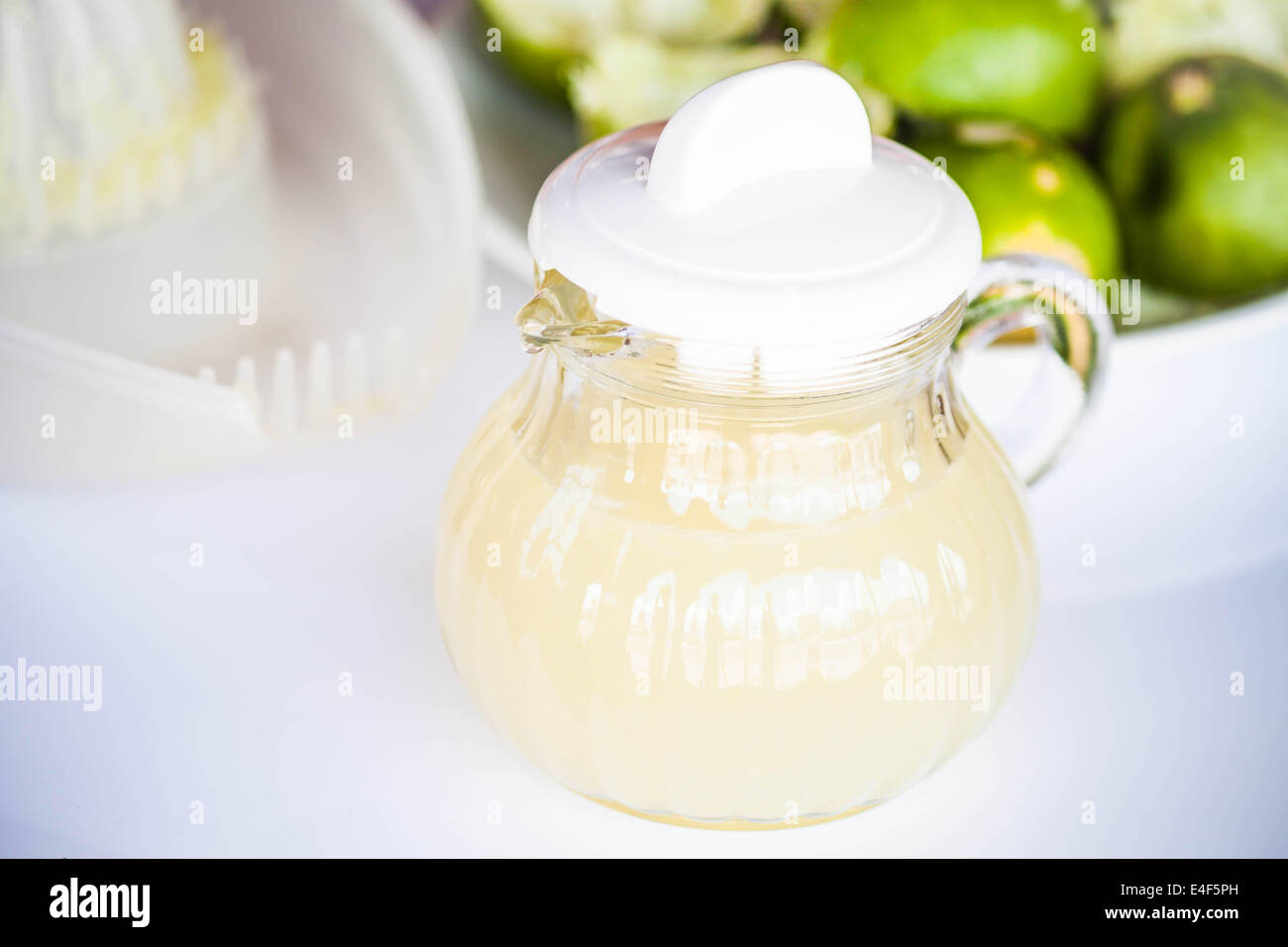 Frische Hand gequetscht Limettensaft in Glas Stockfoto