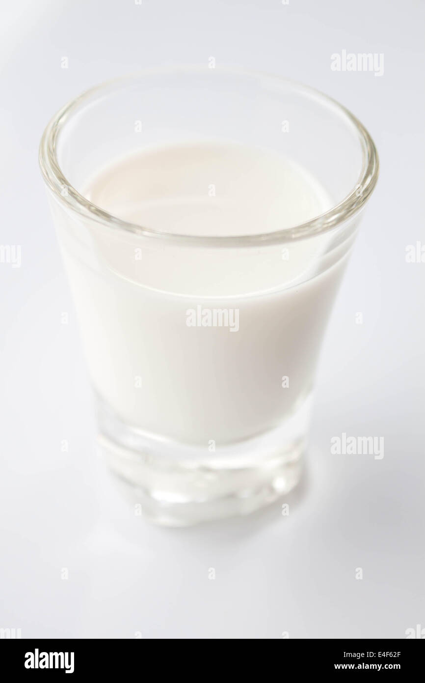 Mini-Glas frische fettarme Milch Stockfoto