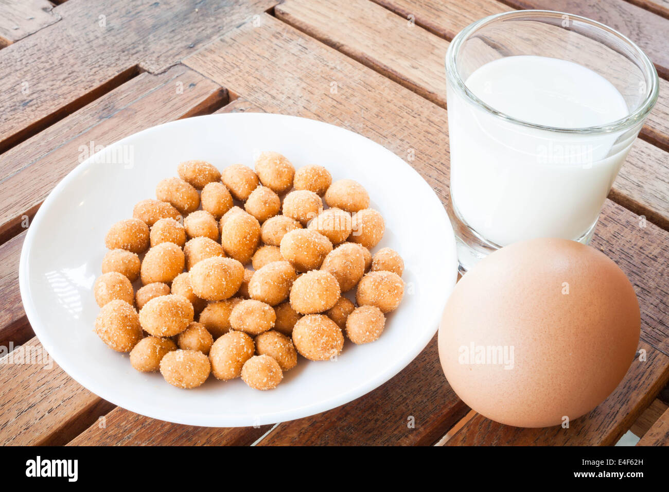 Eiweiß Nährstoffe von Erdnüssen, Milch und Ei Stockfoto