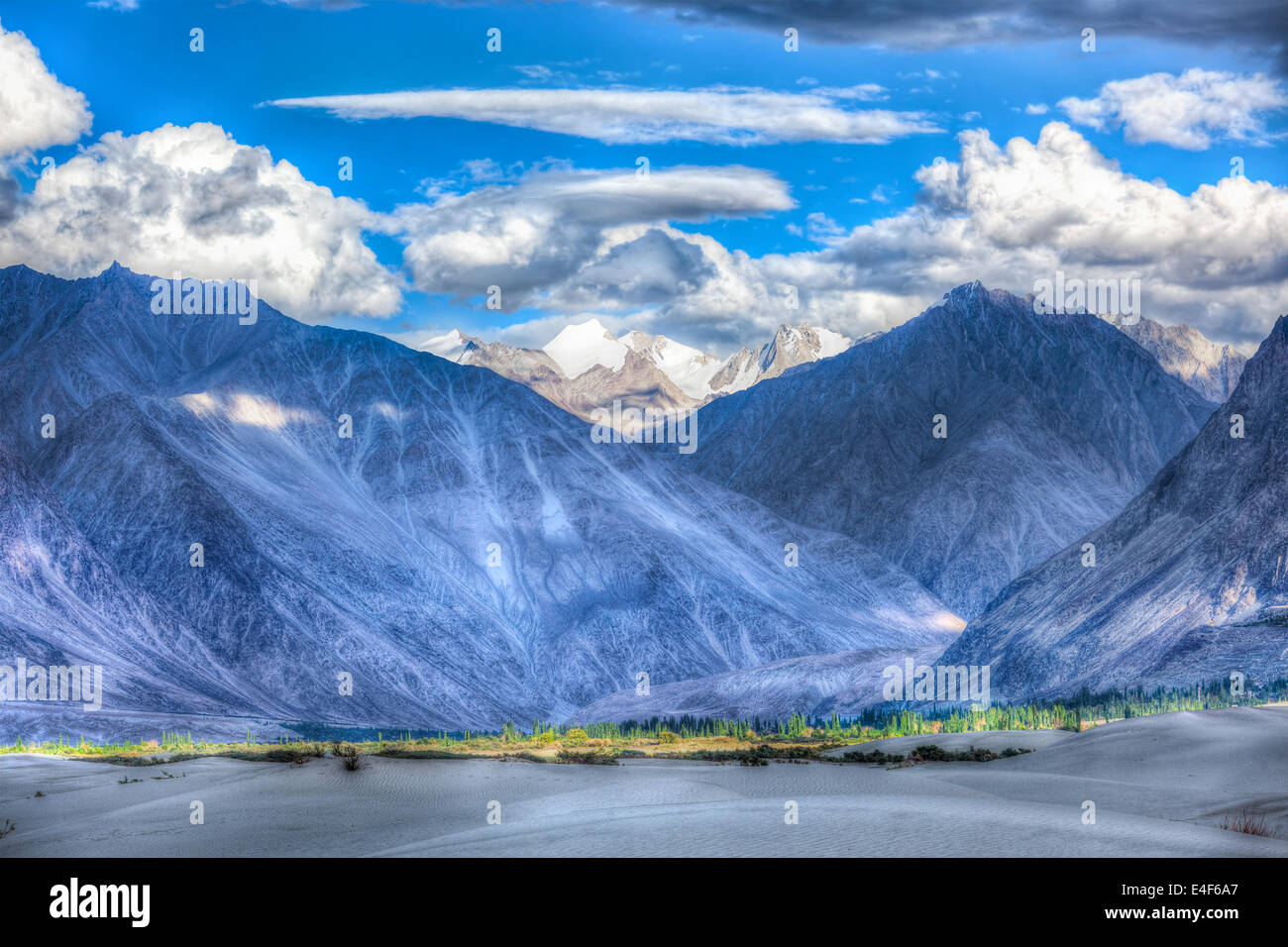 Hoher Dynamikbereich Bild Tal im Himalaya. mit Sand-Dünen. Hunder, Nubra Tal, Ladakh, Indien Stockfoto