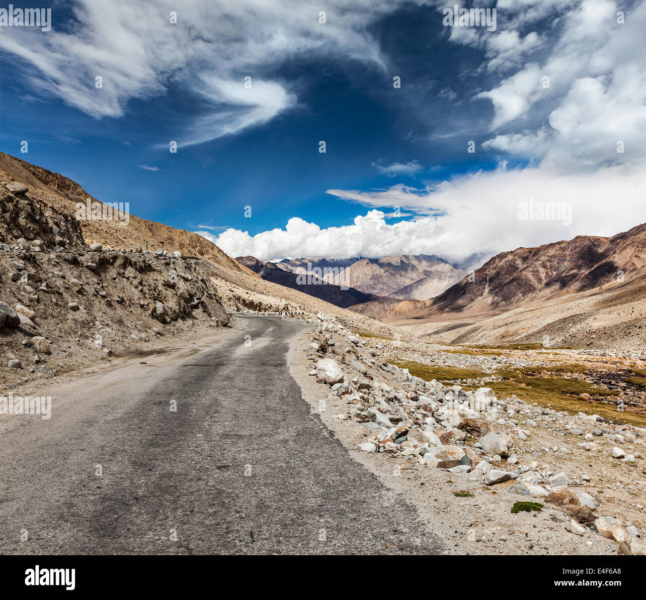 Panoramastraße im Himalaya in der Nähe von Khardung La-Pass. Ladakh, Indien Stockfoto