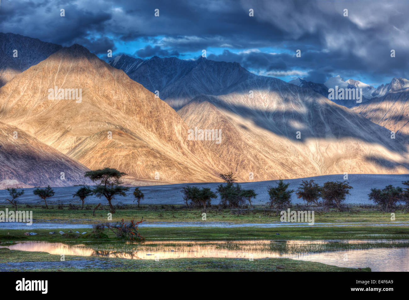 (Hoher Dynamikbereich) HDR-Bild des Nubra-Flusses in Nubra Tal im Himalaya, Hunder, Ladakh, Indien Stockfoto