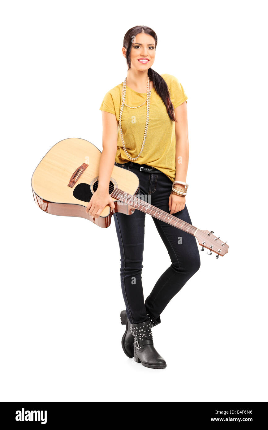 In voller Länge Portrait von weiblichen Musiker hält eine akustische Gitarre Stockfoto