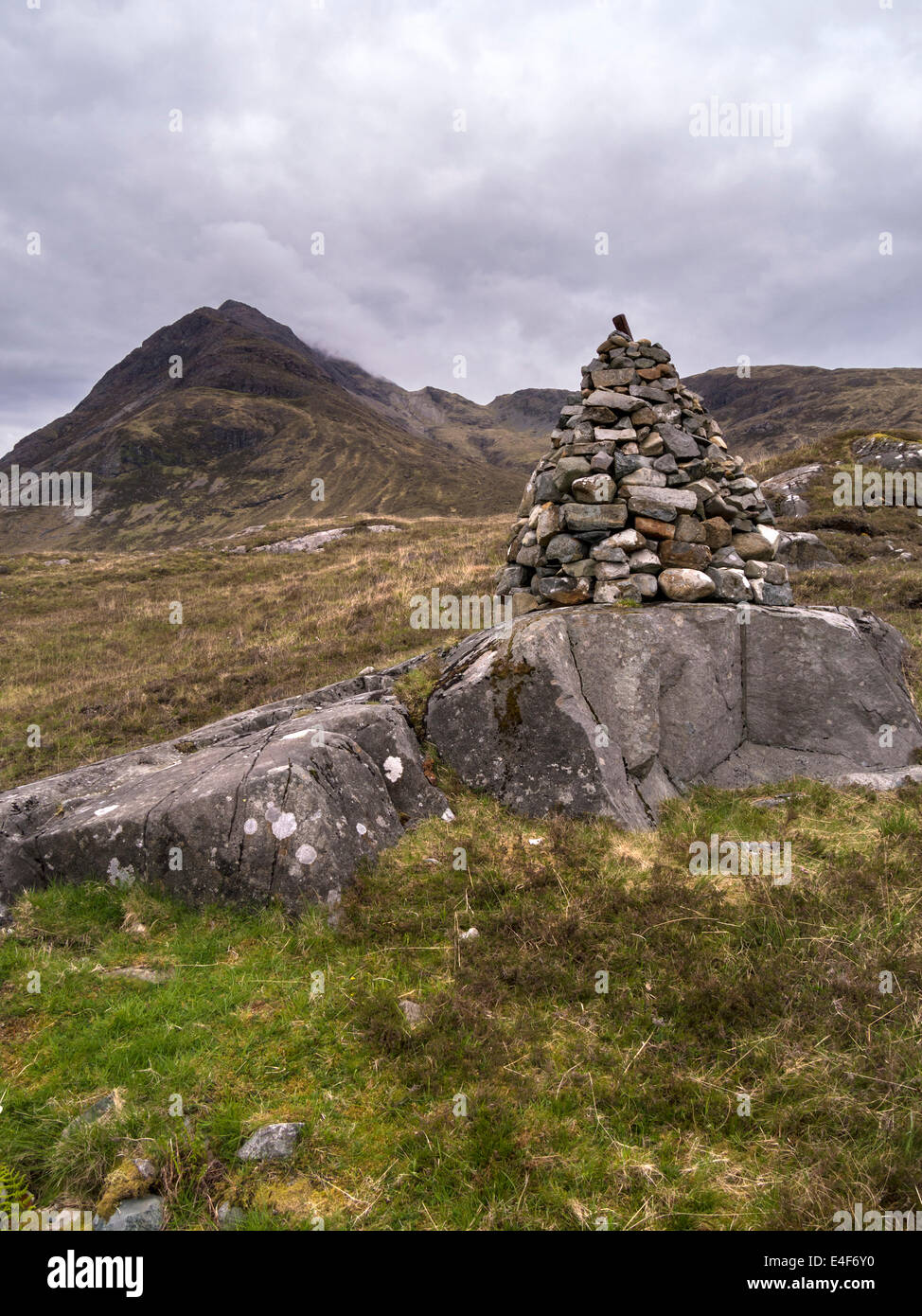 Intelligente, aus trockenem Stein verzierte konische Felskirsche mit dem Black Cuillin Berg von Blaven ( Blabheinn ) dahinter, Isle of Skye, Schottland, Großbritannien. Stockfoto