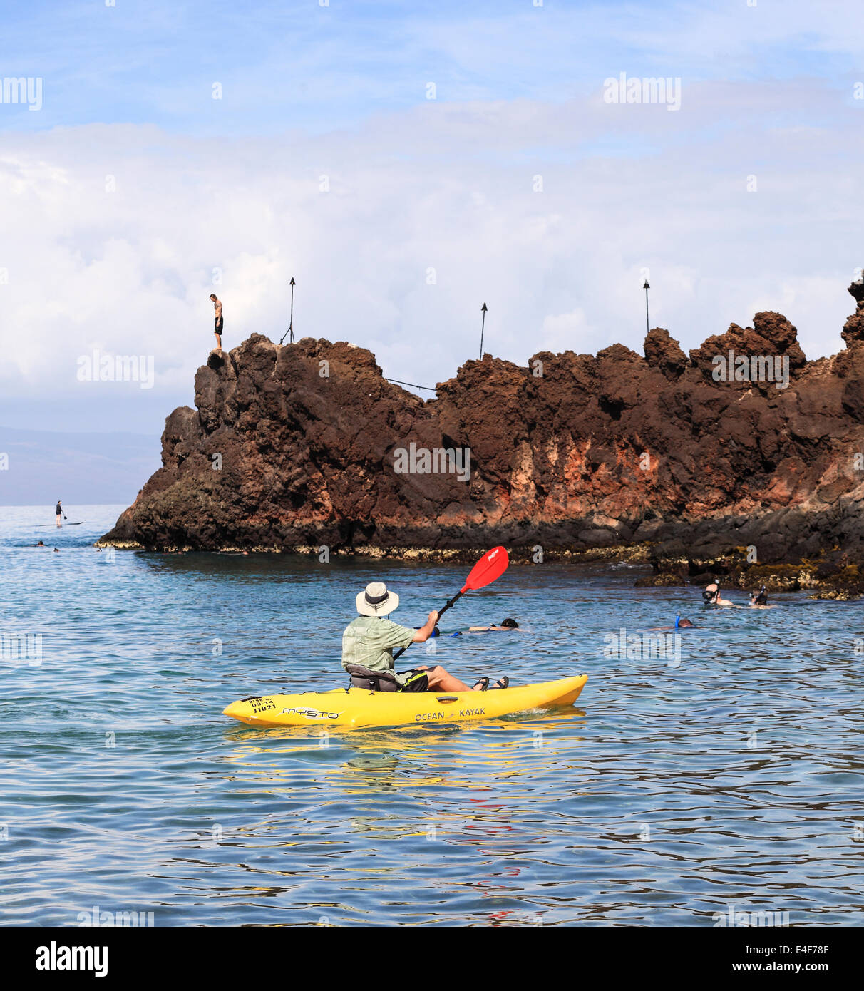 Kajakfahrer, Schnorchler und SUP von Black Rock am Kaanapali Beach auf Maui Stockfoto
