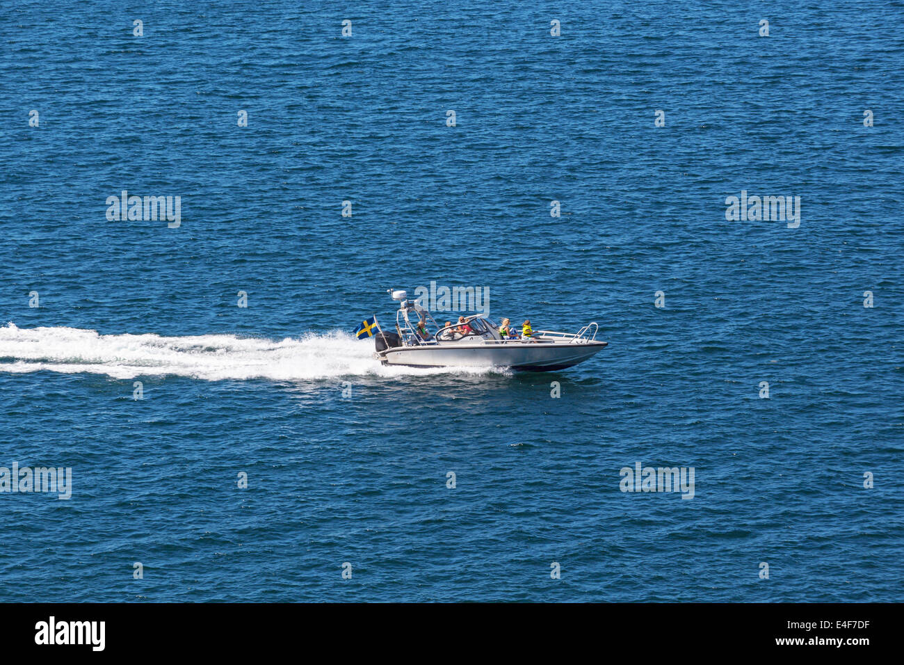 Aluminium-Boot auf dem Meer mit einer Familie Stockfoto