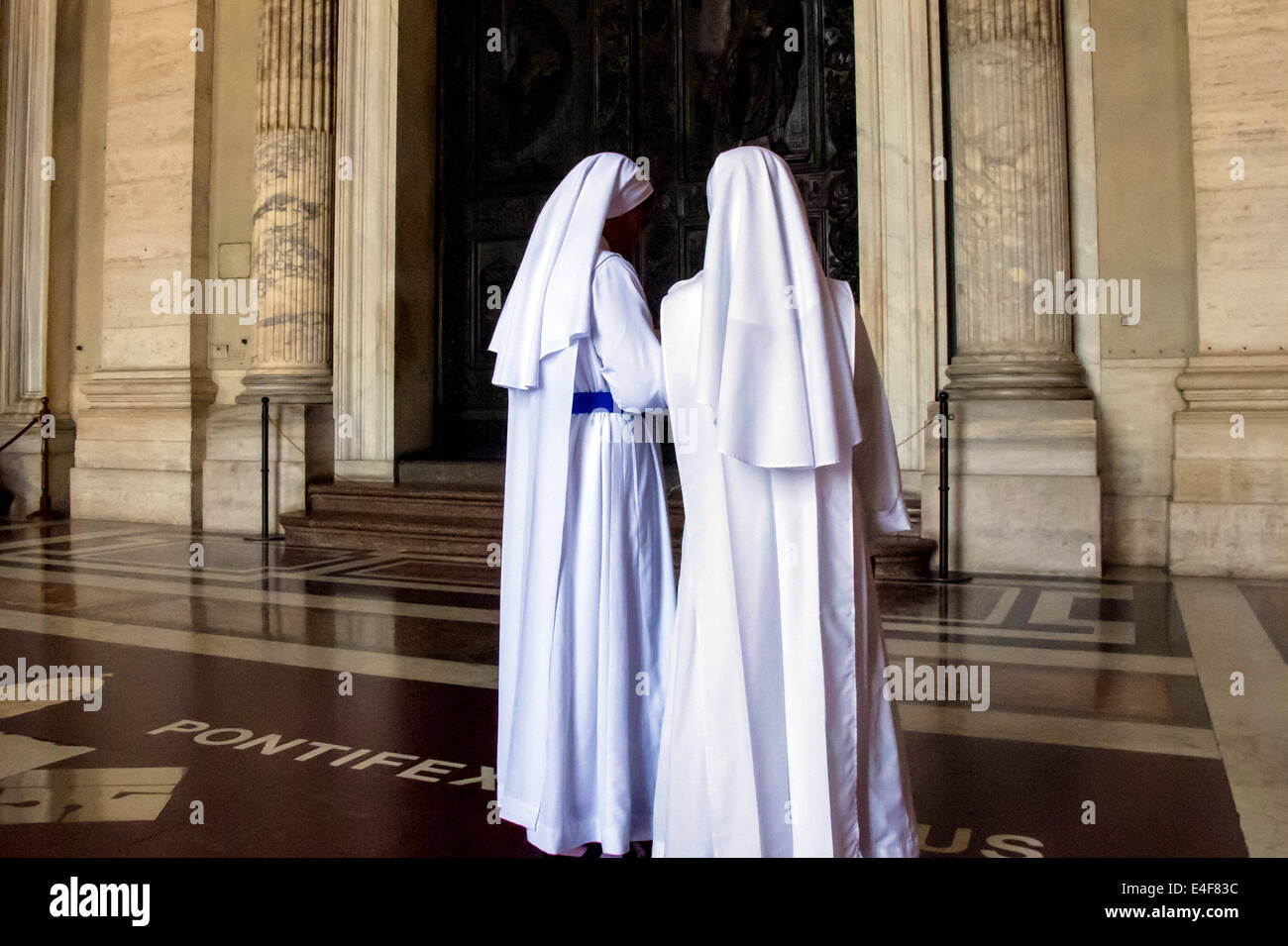 Zwei Nonnen am Eingang der Basilika St. Peter im Vatikan Stockfoto