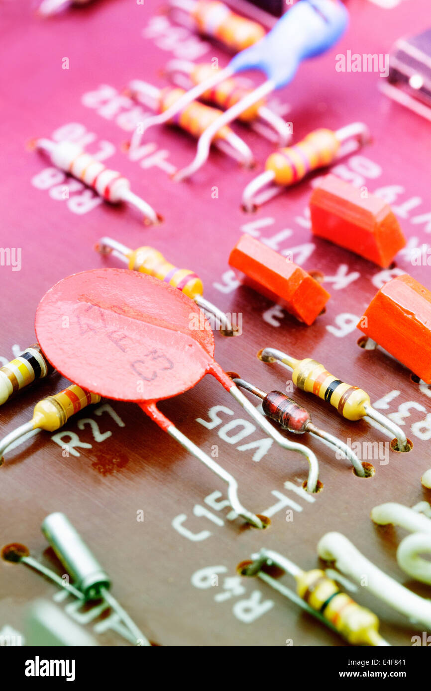 Nahaufnahme von elektronischen Bauteilen auf eine veraltete Platine Stockfoto