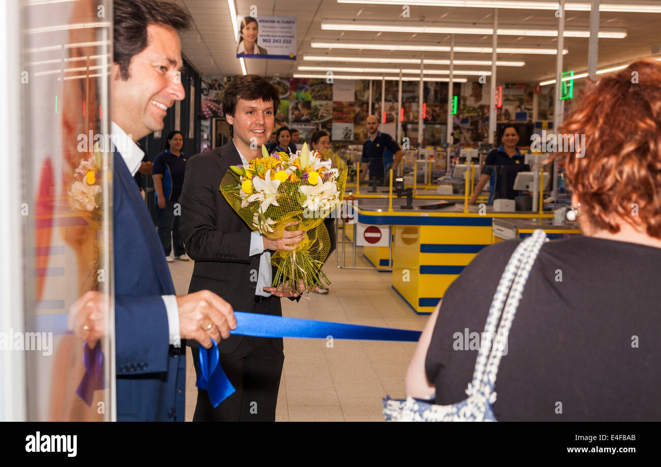 Der erste Kunde in einem neu eröffneten Lidl-Supermarkt präsentiert sich mit einem Strauß Blumen vom Manager, Puerto Santiago, Teneriffa, Kanarische Inseln, Spanien. Stockfoto