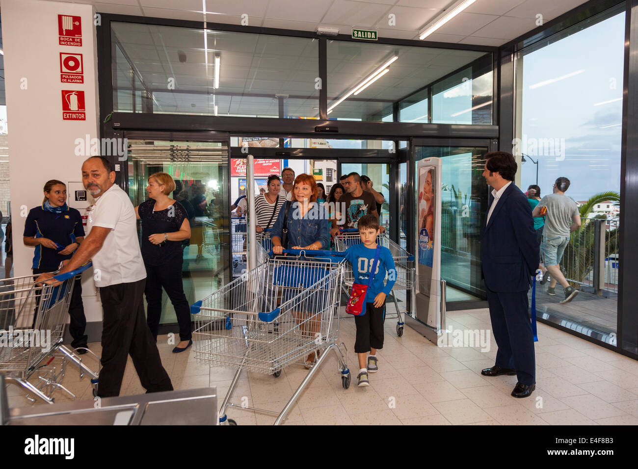 Lidl kunden Fotos und Bildmaterial in hoher Auflösung Alamy