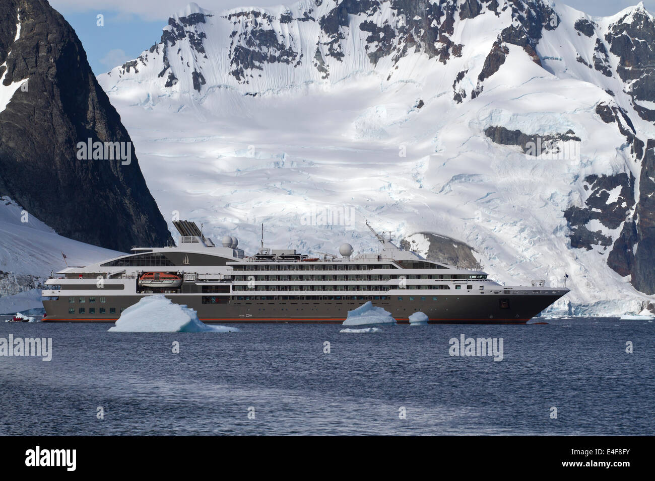 Tourist-Liner Segeln unter Eisberge in der Antarktis auf einem Hintergrund von Bergen Stockfoto