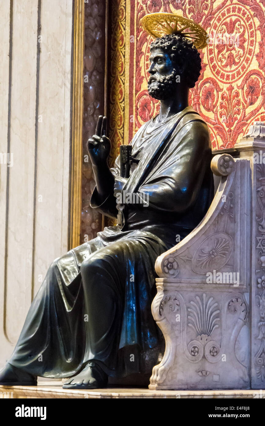 Bronzestatue des Heiligen Peter Enthroned in der Basilika St. Peter im Vatikan Stockfoto