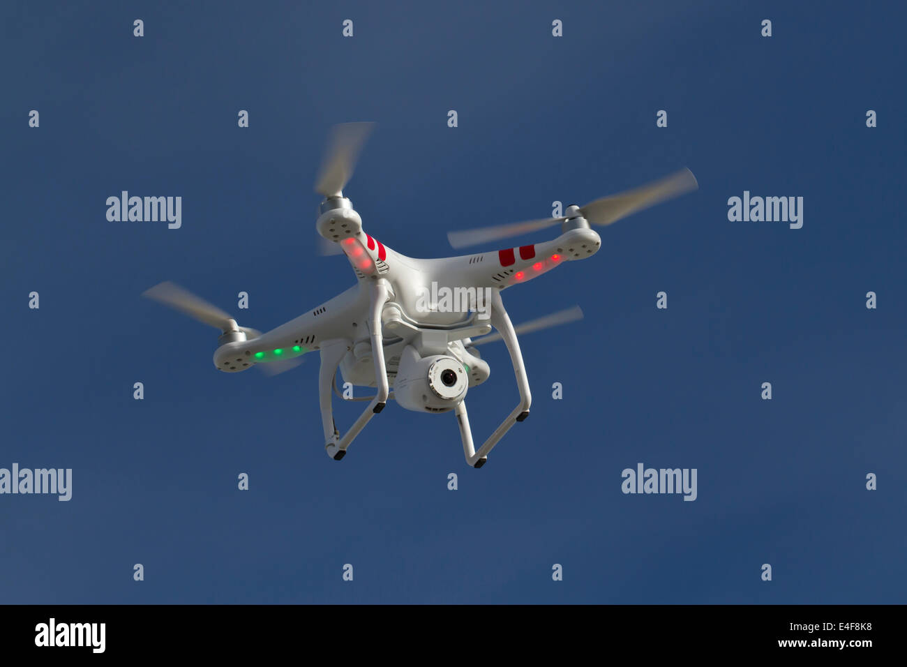 kleine unbemannte Hubschrauber mit einer Kamera in den blauen Himmel schweben Stockfoto