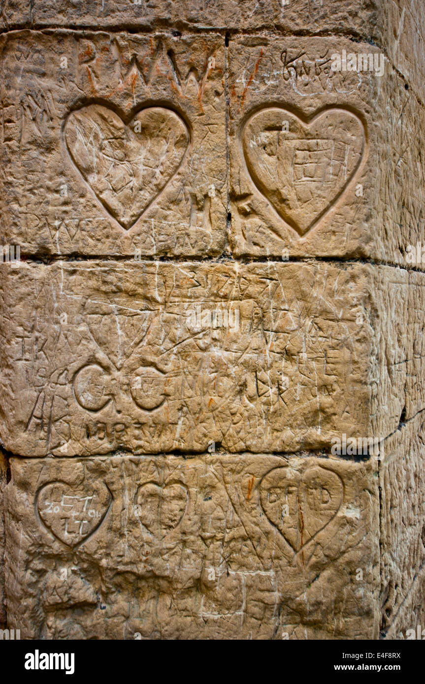 Liebe Herz geschnitzt in mittelalterlichen Stadtmauer Stockfoto