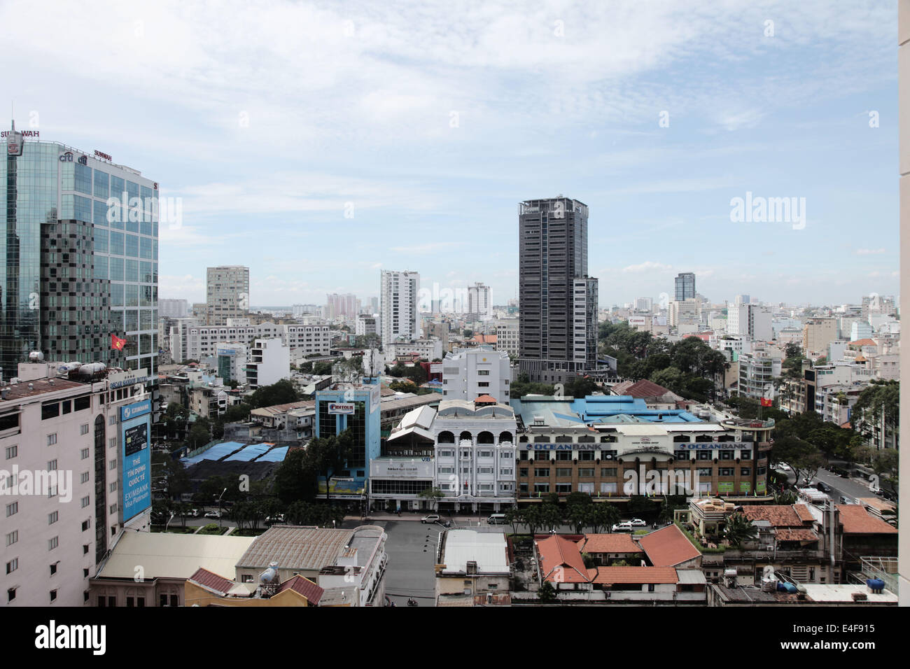 Es ist ein Foto von einer Skyline-Blick von Ho-Chi-Min-Stadt in Vietnam. Wir sehen eine große Ansicht des Schlauches, Türme und Gebäude Stockfoto