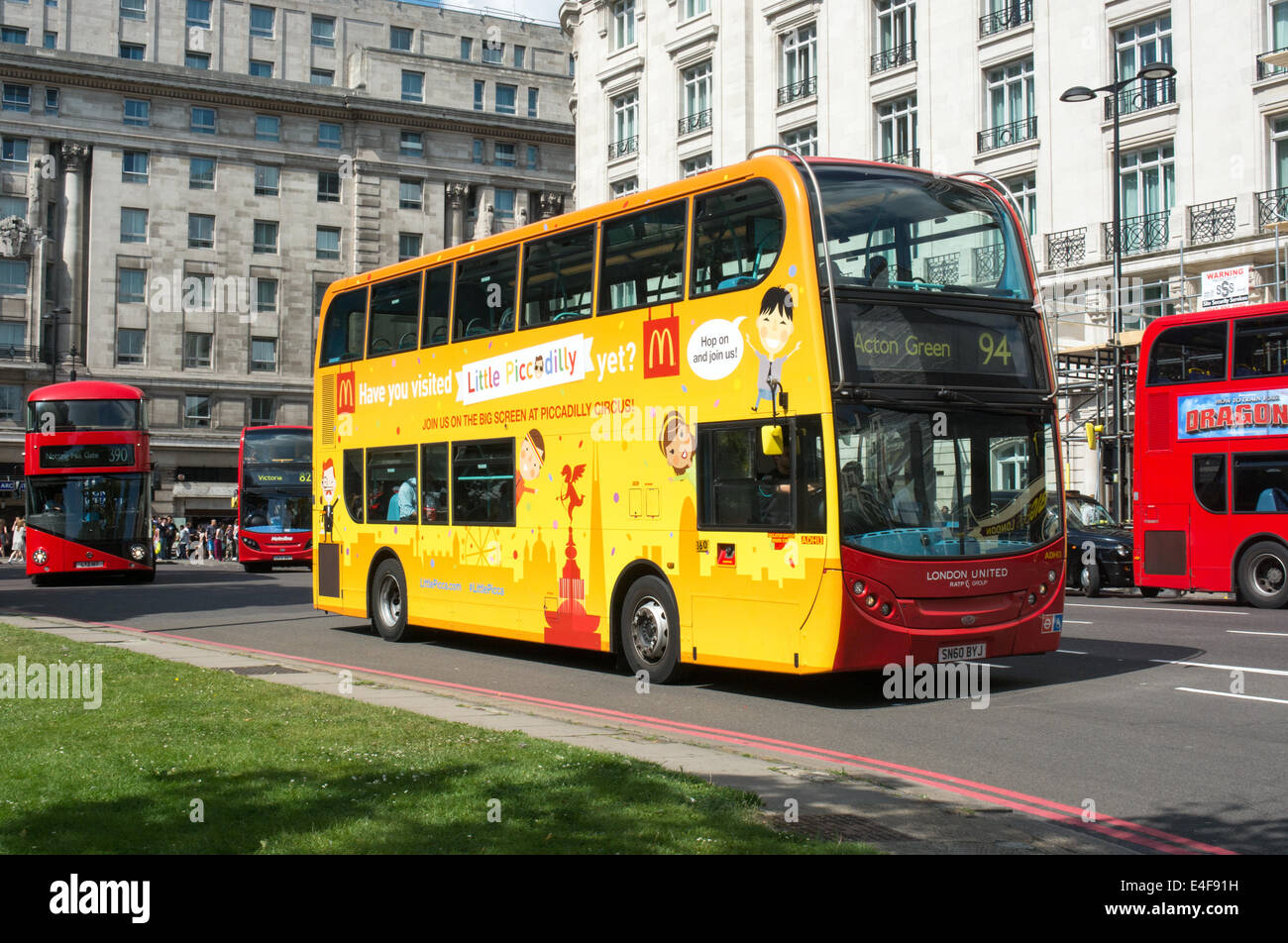 Ein Bus von London Vereinigtes betrieben wurde mit einer Anzeige für Mc Donalds Werbung Horten am Piccadilly Circus gecovert Stockfoto