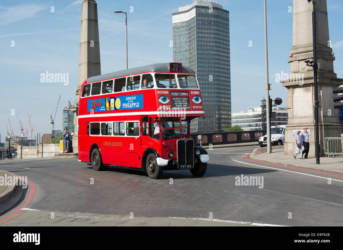 Ein AEC Regent RT Typ Bus nimmt im Jahr 2014 der Bus Parade in London Teil. Der Bus wurde im Jahr 1940 gebaut. Stockfoto