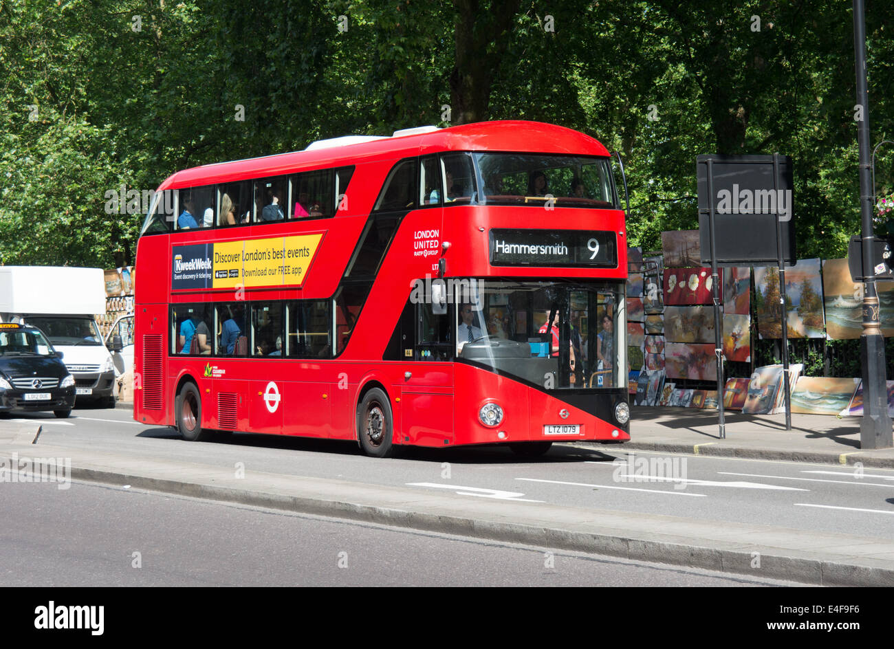 Eine neue Routemaster reist entlang Piccadilly letzten Bilder an das Geländer der Green Park und stehen zum Verkauf Stockfoto