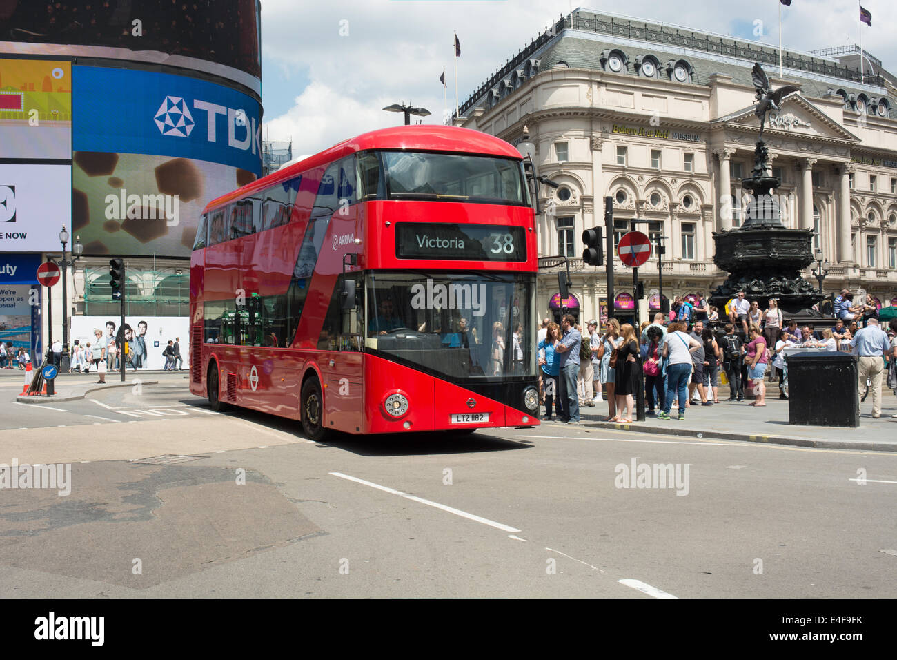 Eine vor kurzem gelieferte neue Routemaster (neue Bus für London) auf Route 38 geht Eros am Piccadilly Circus, London Stockfoto
