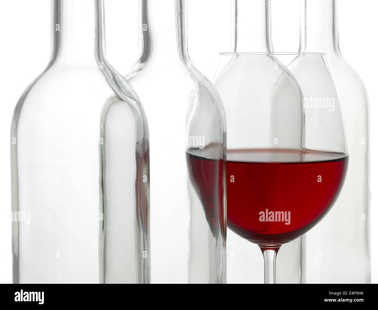 Weinflaschen & Glas Rotwein Stockfoto