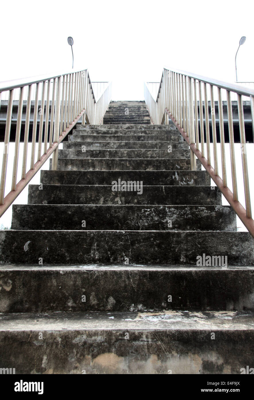 Es ist ein Foto der Betontreppe oder Treppe, geht bis zu einer Brücke. Stairway to Heaven Stockfoto