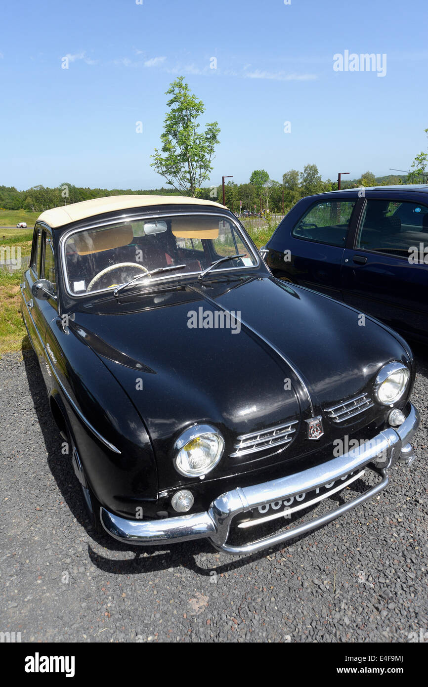 Renault Dauphine Auto auf dem Parkplatz des touristischen Bahnhofs Puy de Dome Peak, Auvergne, Frankreich Stockfoto