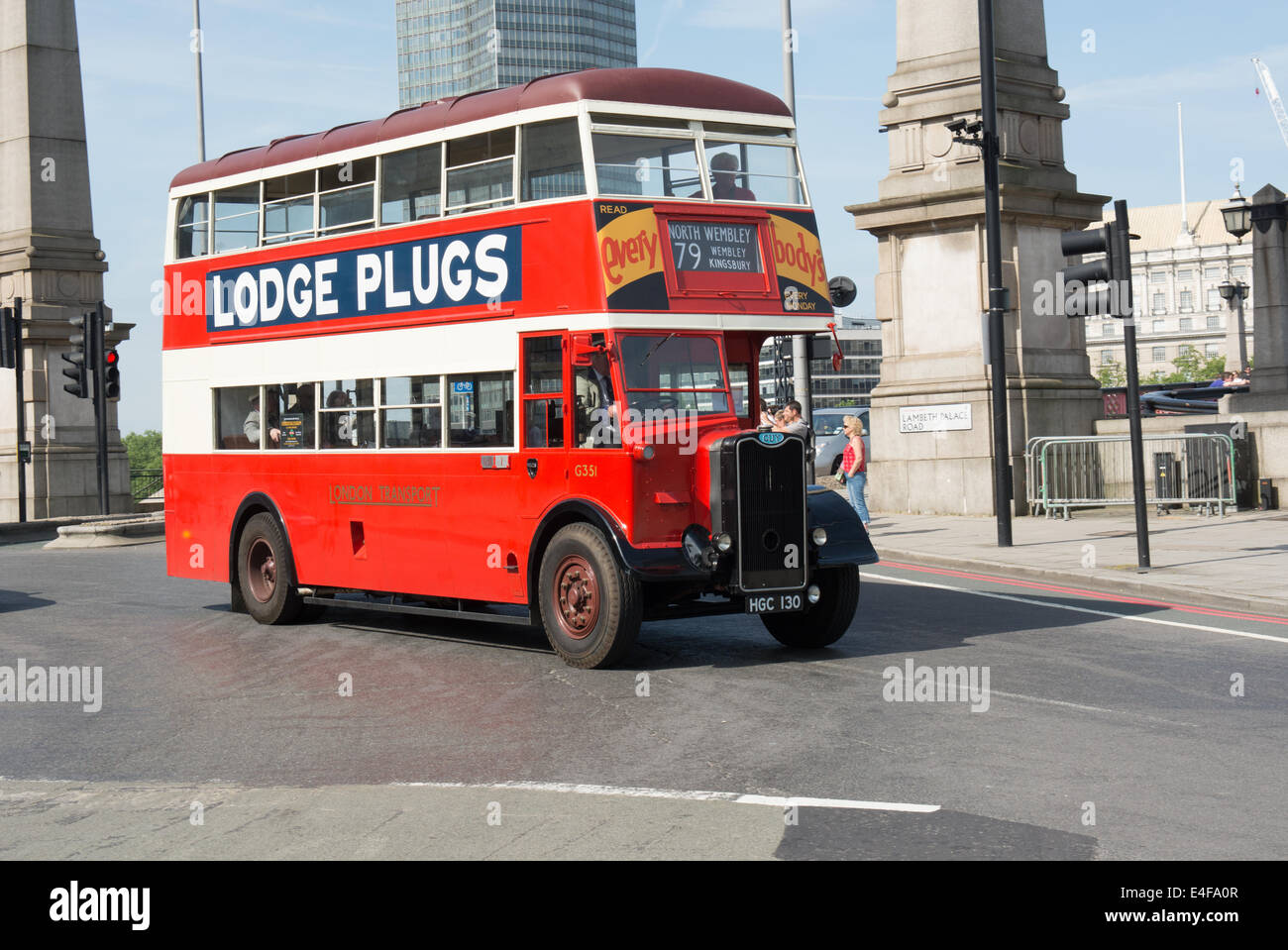 Ein während des Krieges Guy Arab mit Dienstprogramm Stil Körperteil Arbeit nehmen im Jahr 2014 die Bus-Parade in London Stockfoto